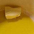 W garnku lub rondlu podgrzewamy oliwę i masło